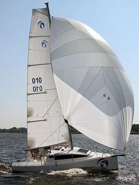 Cały jacht SIX pod gennakerem